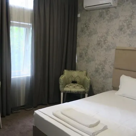 Hill Hotel *