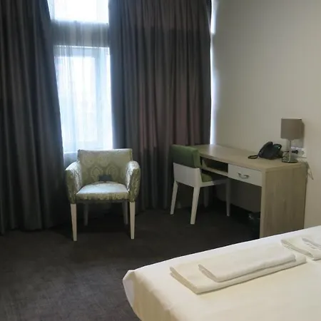 Hill Hotel *