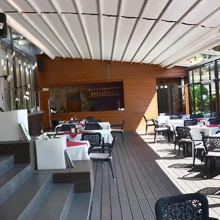 Hill Hotel *