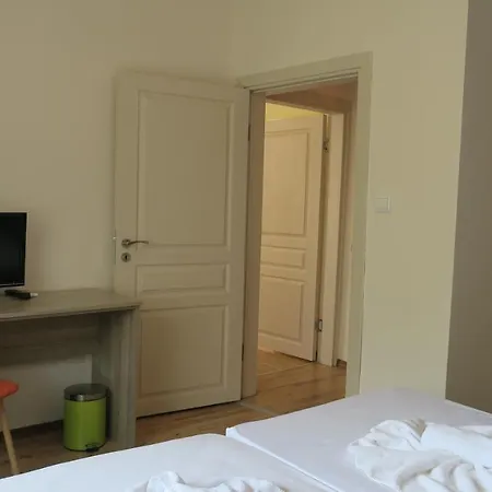 Hill Hotel *